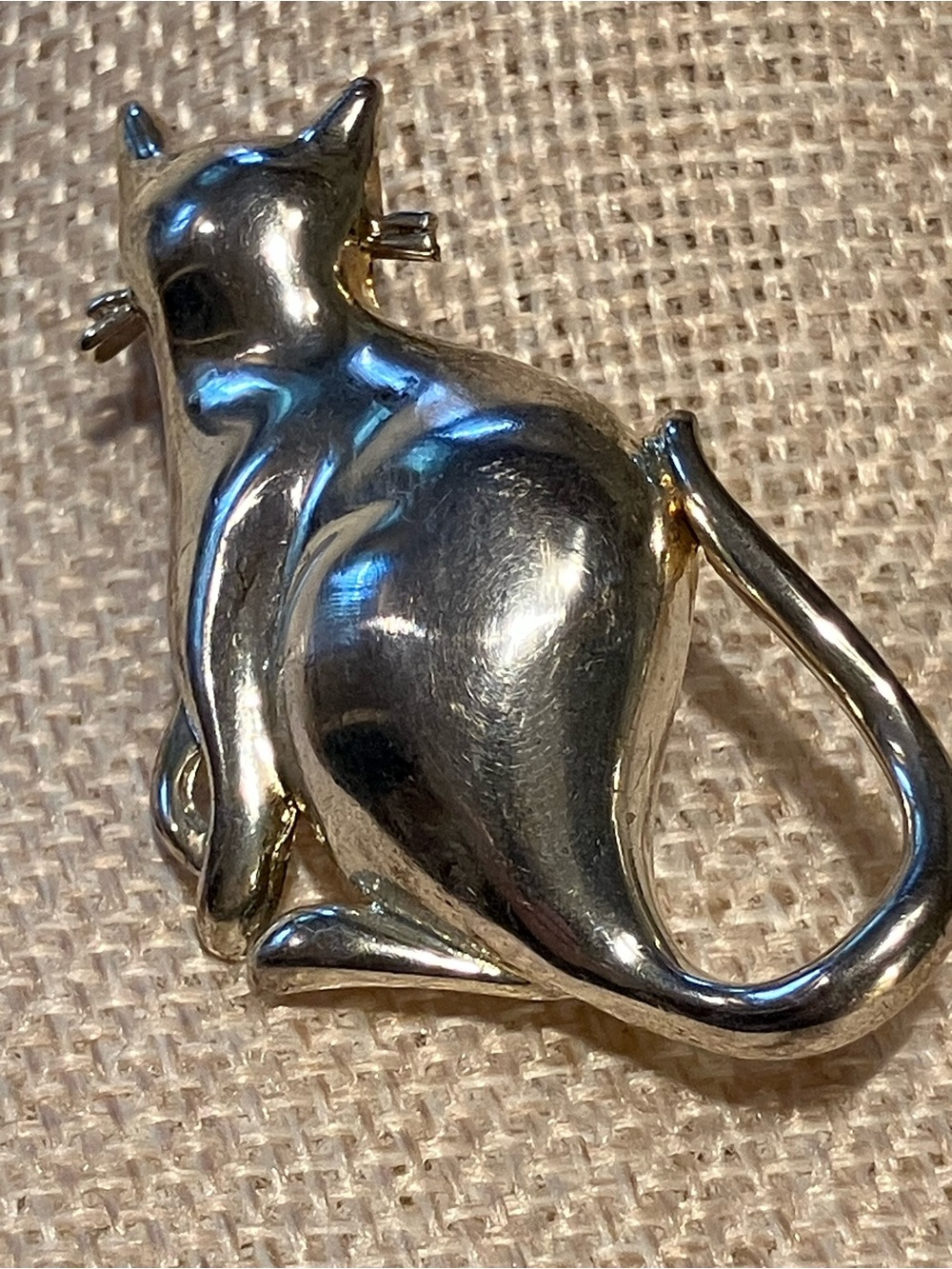 PREMIER DESIGN STAMPED SMOOTH SEATED CAT BROOCH